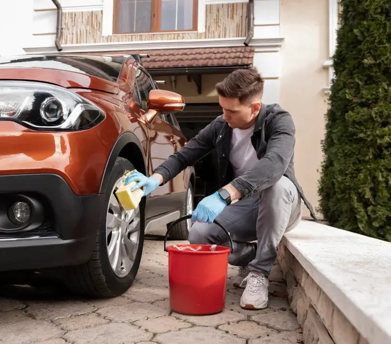 Lavage auto à domicile Vallègue : professionnel intervenant sur un véhicule